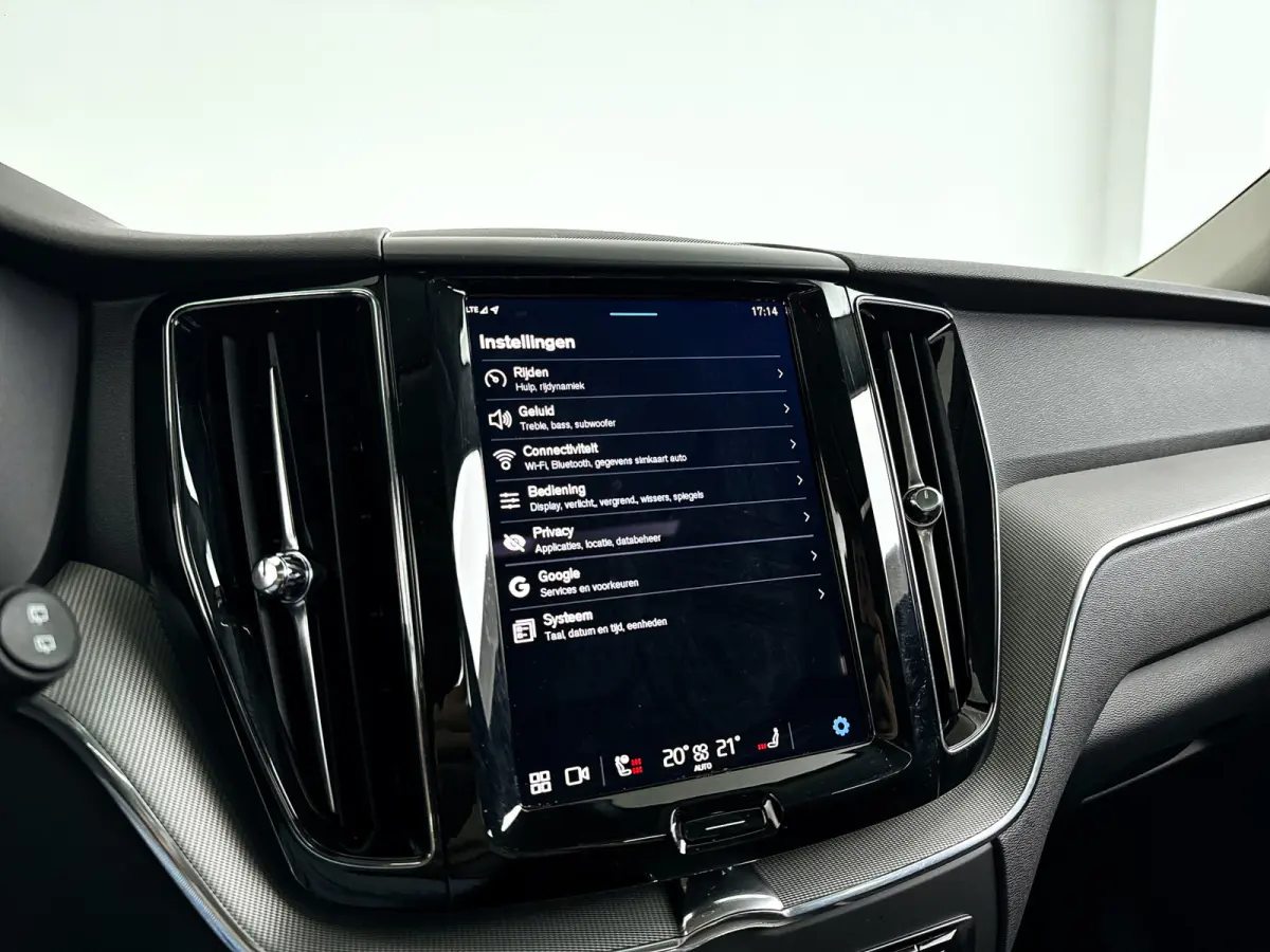 T6 Plug-in hybrid AWD Plus Dark | Panoramadak | 360° camera | Elektrische stoelen | Stoel- en stuurverwarming | Trekhaak