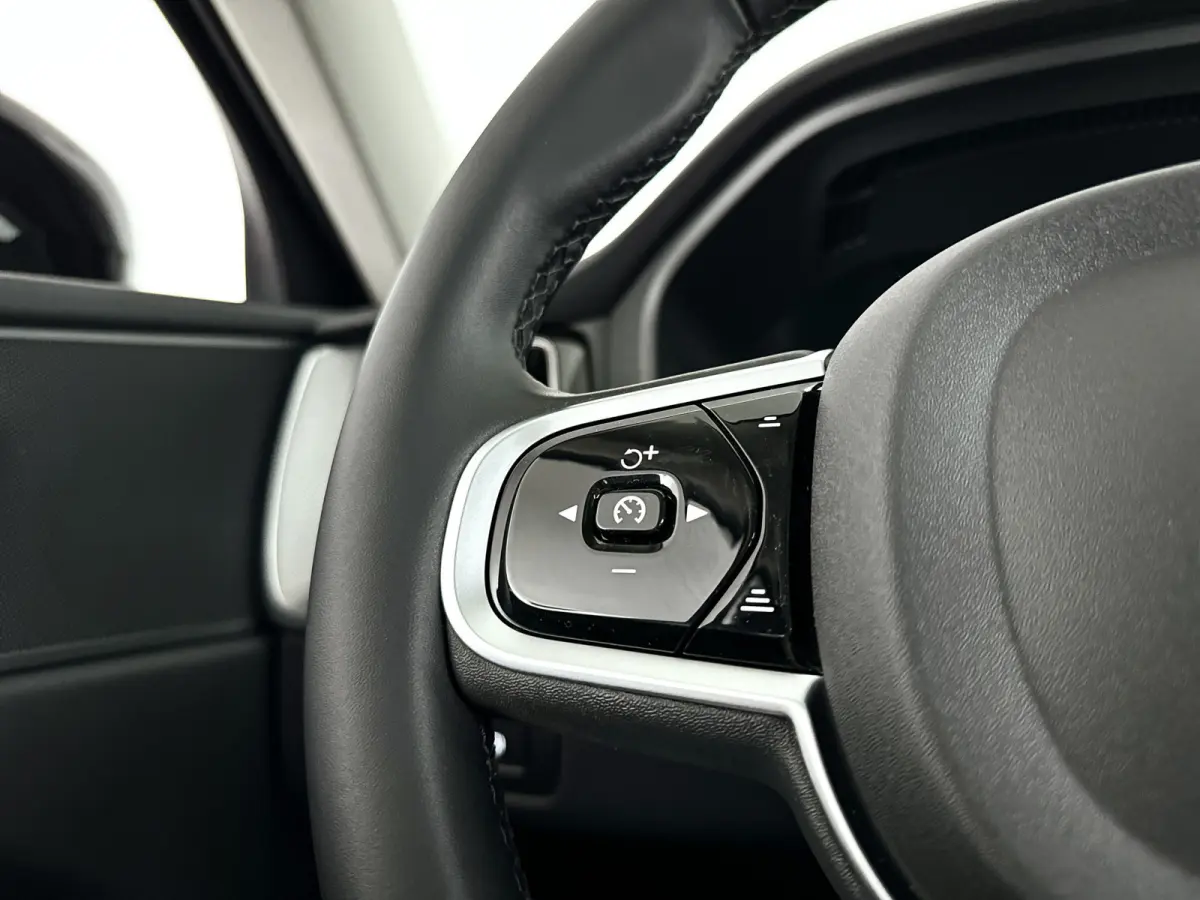 T6 Plug-in hybrid AWD Plus Dark | Panoramadak | 360° camera | Elektrische stoelen | Stoel- en stuurverwarming | Trekhaak