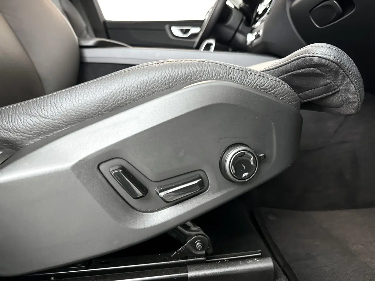 T6 Plug-in hybrid AWD Plus Dark | Panoramadak | 360° camera | Elektrische stoelen | Stoel- en stuurverwarming | Trekhaak