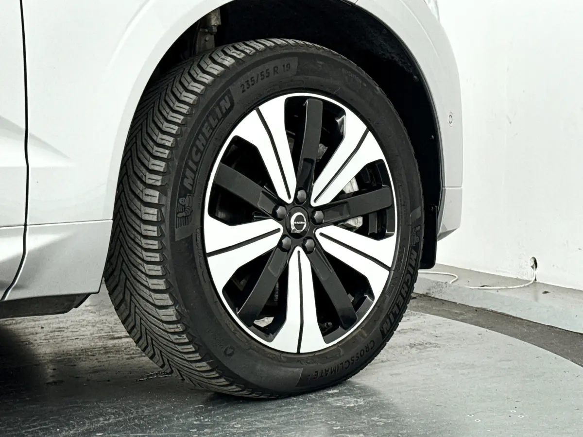 T6 Plug-in hybrid AWD Plus Dark | Panoramadak | 360° camera | Elektrische stoelen | Stoel- en stuurverwarming | Trekhaak
