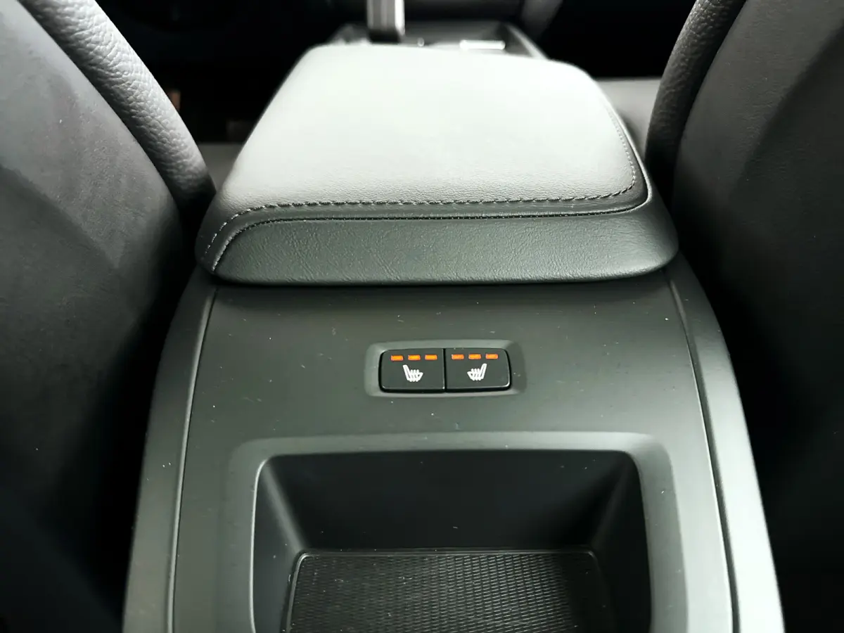 T6 Plug-in hybrid AWD Plus Dark | Panoramadak | 360° camera | Elektrische stoelen | Stoel- en stuurverwarming | Trekhaak