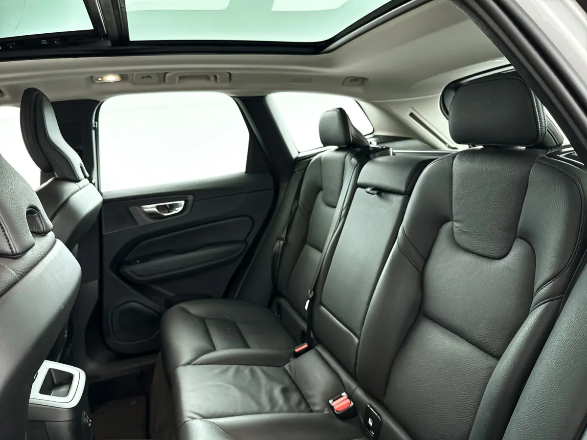 T6 Plug-in hybrid AWD Plus Dark | Panoramadak | 360° camera | Elektrische stoelen | Stoel- en stuurverwarming | Trekhaak