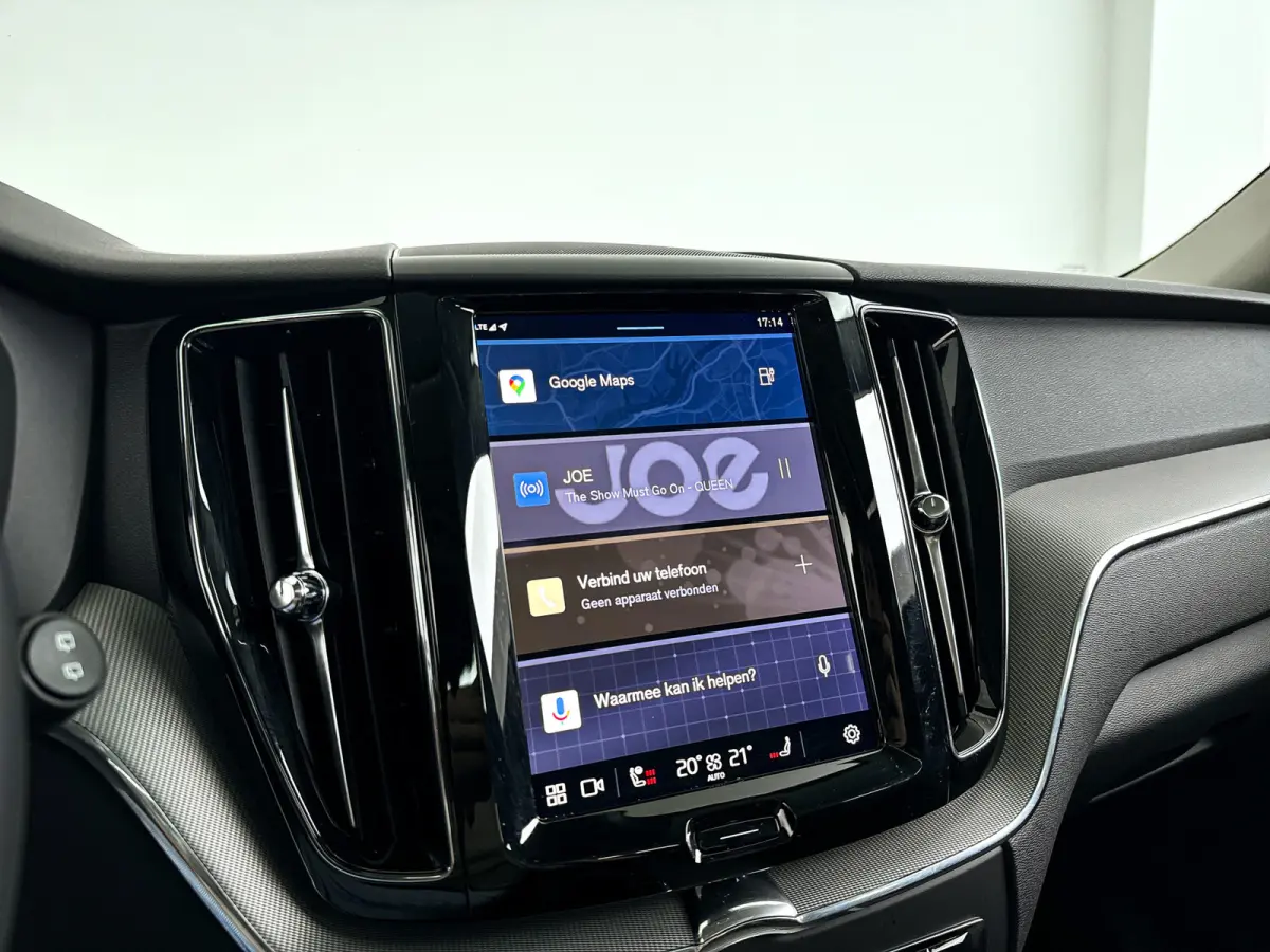 T6 Plug-in hybrid AWD Plus Dark | Panoramadak | 360° camera | Elektrische stoelen | Stoel- en stuurverwarming | Trekhaak