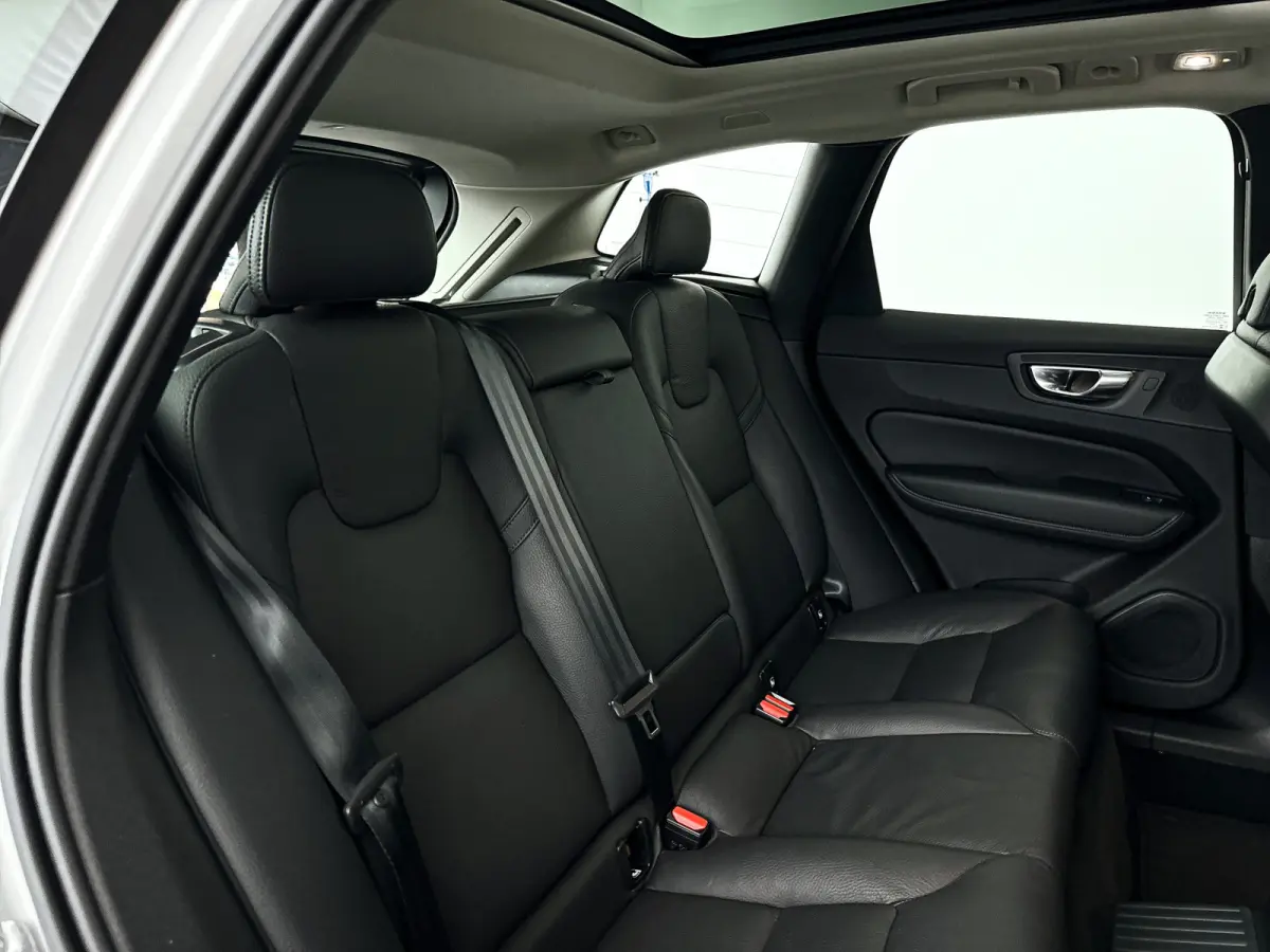 T6 Plug-in hybrid AWD Plus Dark | Panoramadak | 360° camera | Elektrische stoelen | Stoel- en stuurverwarming | Trekhaak