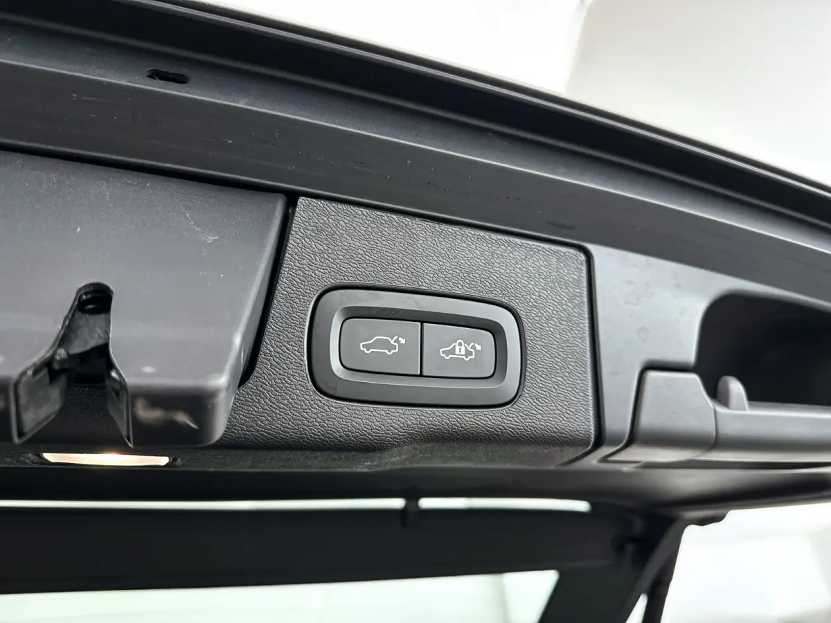 T6 Plug-in hybrid AWD Plus Dark | Panoramadak | 360° camera | Elektrische stoelen | Stoel- en stuurverwarming | Trekhaak