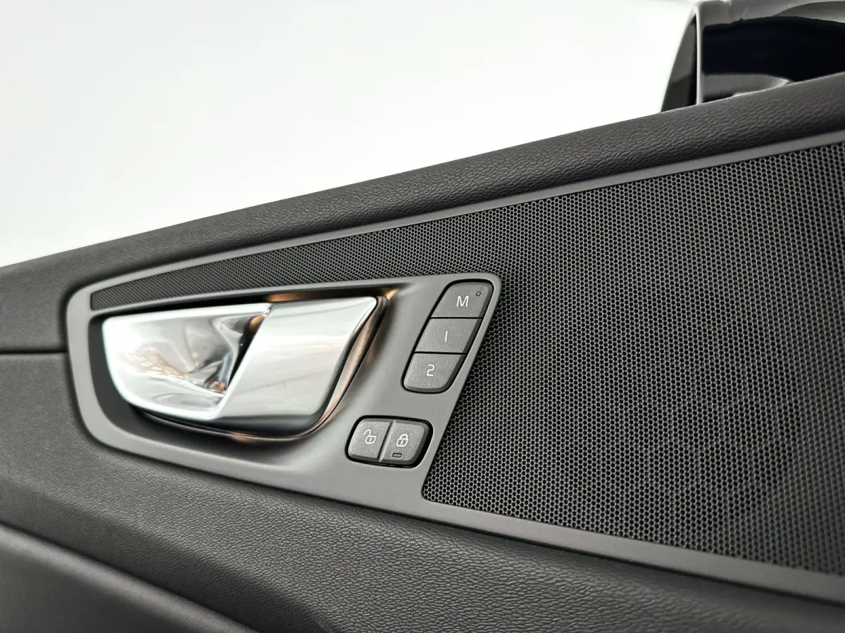 T6 Plug-in hybrid AWD Plus Dark | Panoramadak | 360° camera | Elektrische stoelen | Stoel- en stuurverwarming | Trekhaak