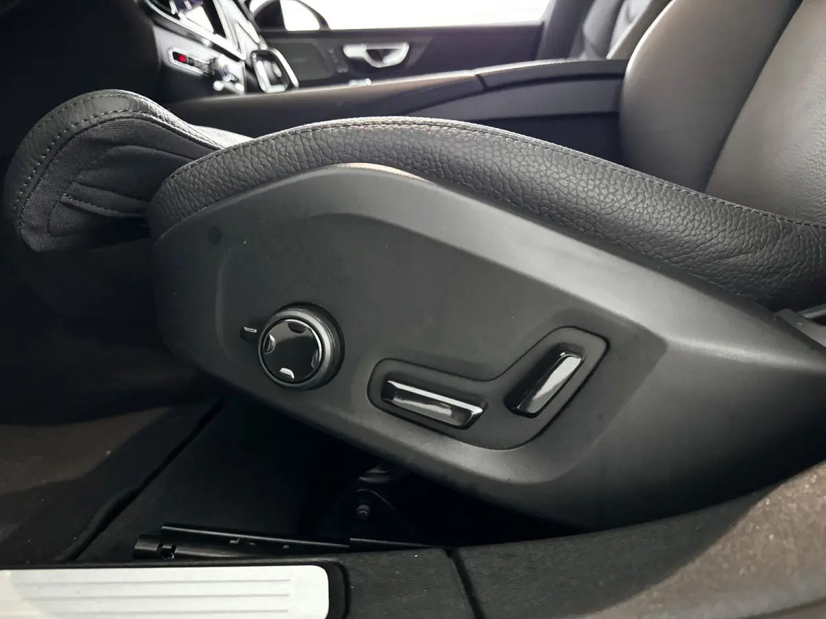 T6 Plug-in hybrid AWD Ultra Dark | Panoramadak | 360° camera | Harman Kardon | Head-up display | Stoel- en Stuurverwarming