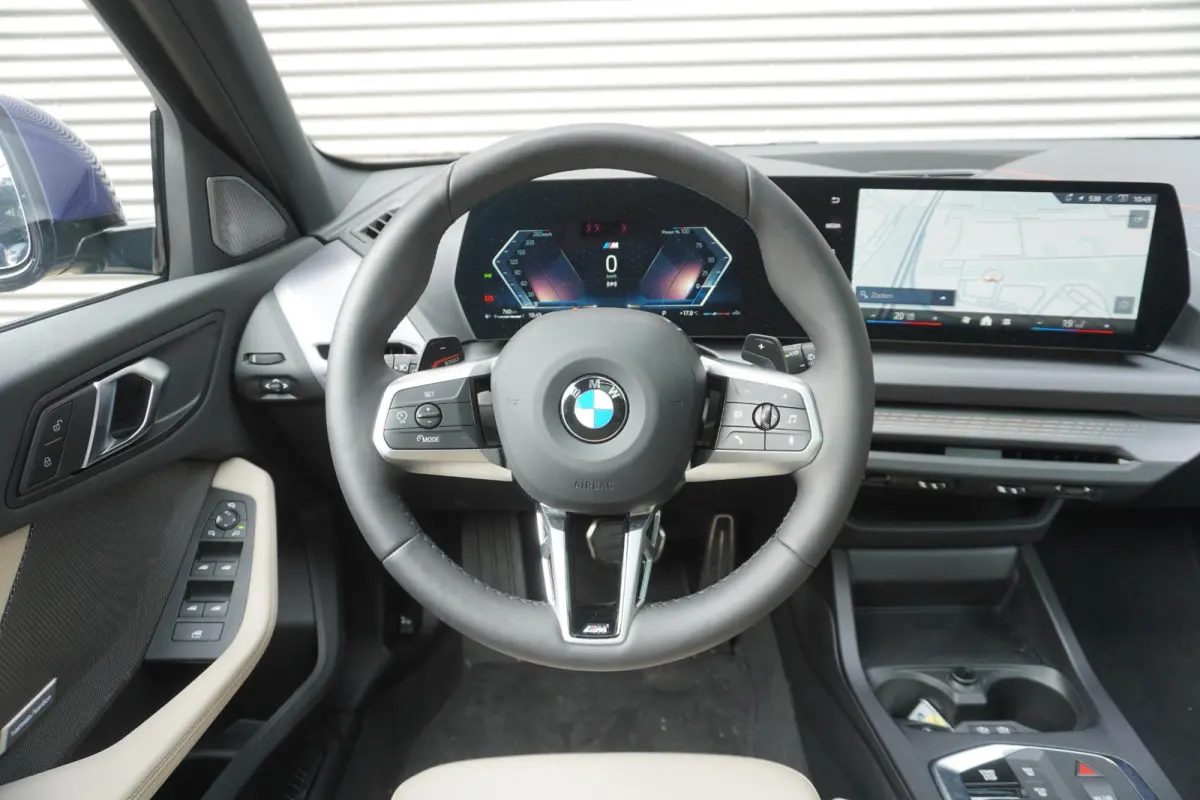 120 | M Sportpakket Pro | Premium Pack | Glazen panoramadak | Harman Kardon HiFi Sound system | Stuurwielrand verwarmd | Driving Assistant