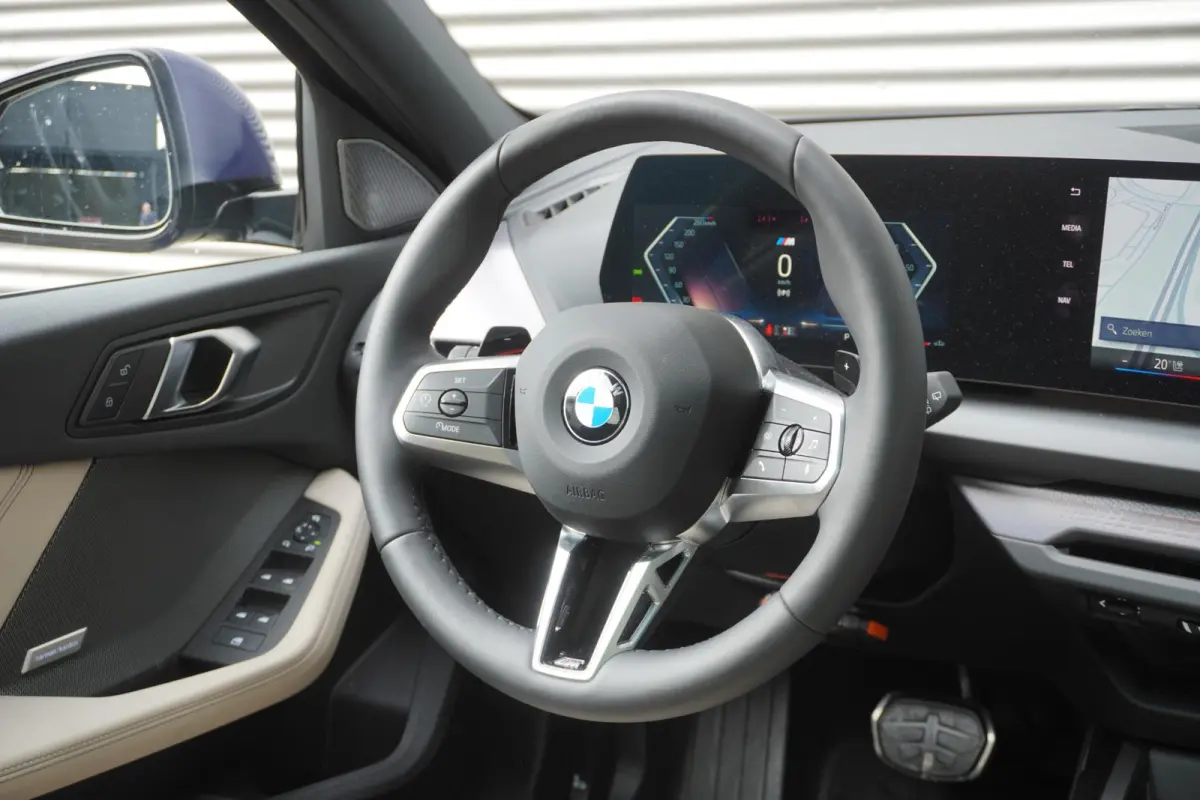 120 | M Sportpakket Pro | Premium Pack | Glazen panoramadak | Harman Kardon HiFi Sound system | Stuurwielrand verwarmd | Driving Assistant