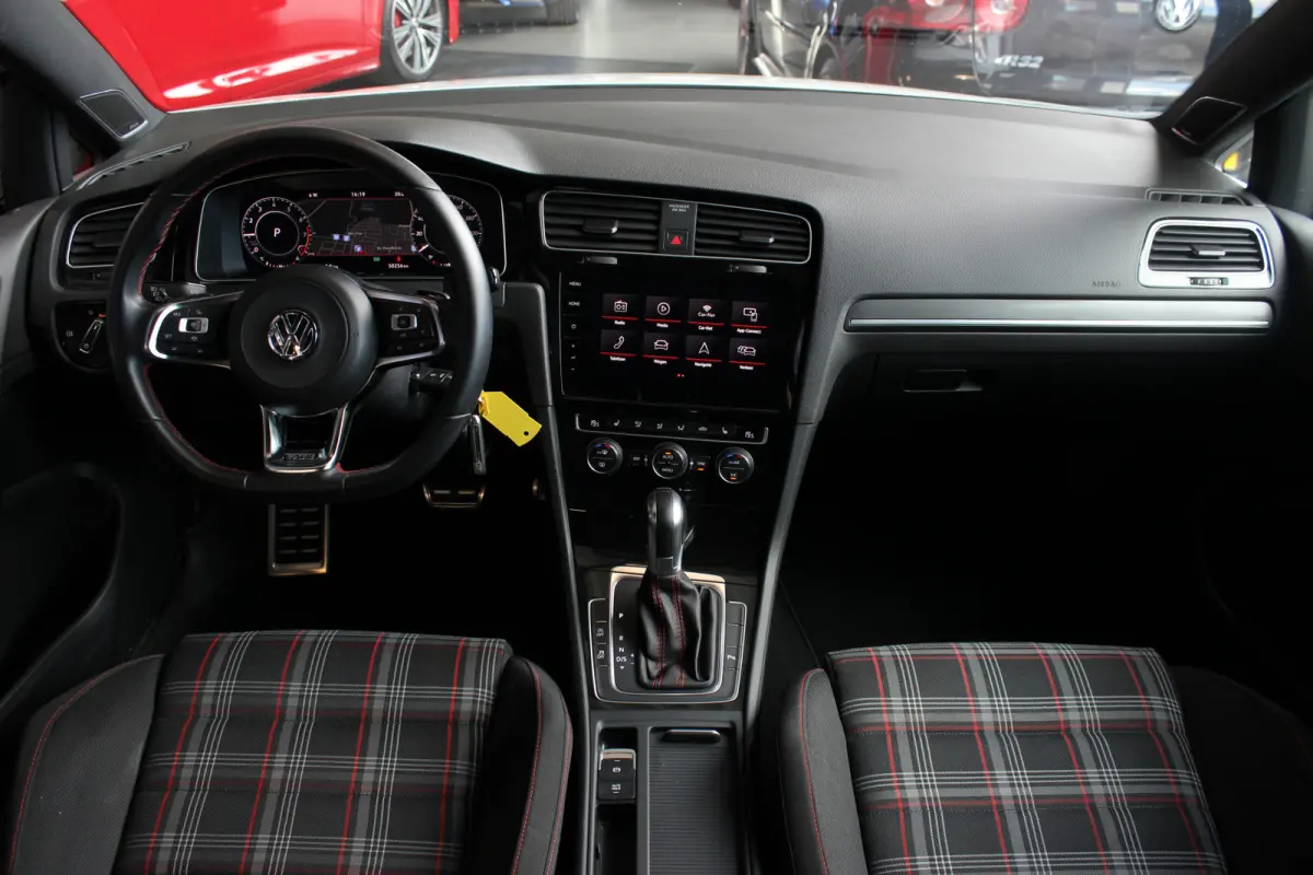 2.0 TSI GTI Performance NL-Auto | Milltek | Dynaudio | Carplay | Virtual Cockpit | Camera | LED | Adapt. Cruise | 19" LMV | PDC
