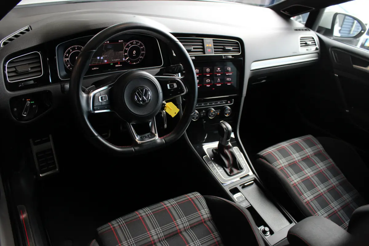 2.0 TSI GTI Performance NL-Auto | Milltek | Dynaudio | Carplay | Virtual Cockpit | Camera | LED | Adapt. Cruise | 19" LMV | PDC
