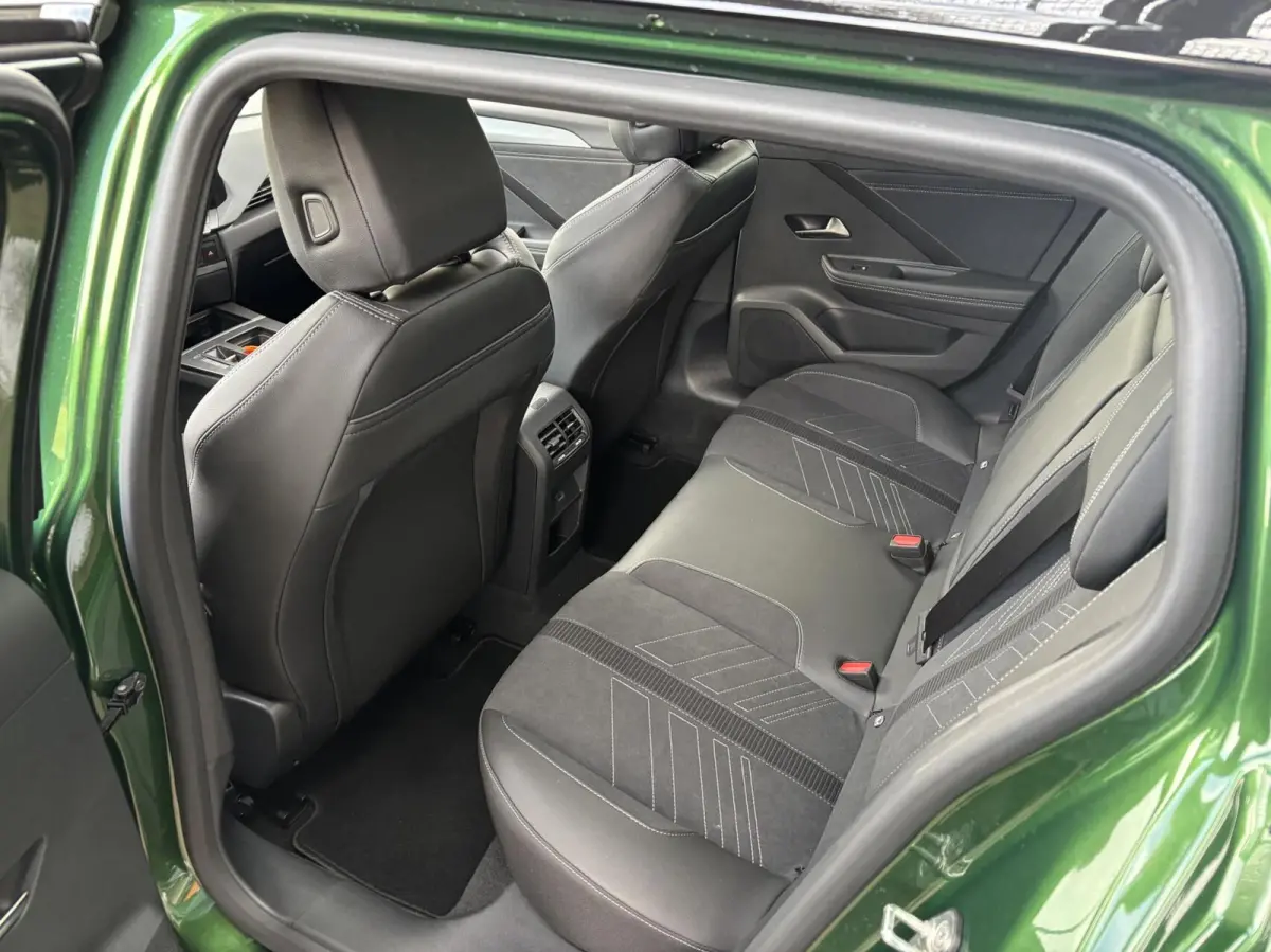 195PK Turbo Plug In Hybrid Ultimate UNIEKKKK