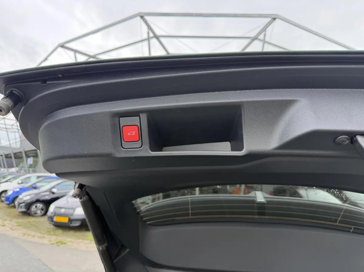 195PK Turbo Plug In Hybrid Ultimate UNIEKKKK