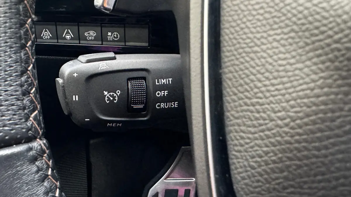 1.6 HYBRID 225PK GT PACK AUTOMAAT SOH 96,25% / NAVI / LEDER / CLIMA / PDC / 18" LMV / CAMERA / KEYLESS / PANO. DAK / NIGHT VISION / I-COCKPIT / FULL-LED / WINTERPAKKET / FOCAL AUDIO / ADAPT.
