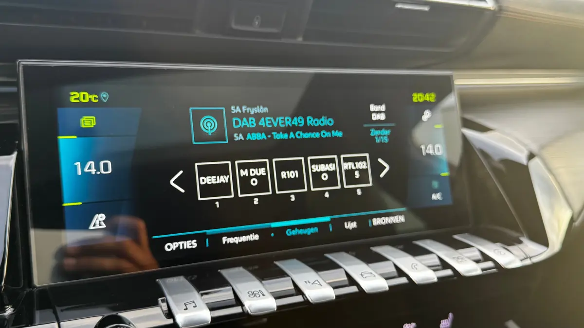 1.6 HYBRID 225PK GT PACK AUTOMAAT SOH 96,25% / NAVI / LEDER / CLIMA / PDC / 18" LMV / CAMERA / KEYLESS / PANO. DAK / NIGHT VISION / I-COCKPIT / FULL-LED / WINTERPAKKET / FOCAL AUDIO / ADAPT.