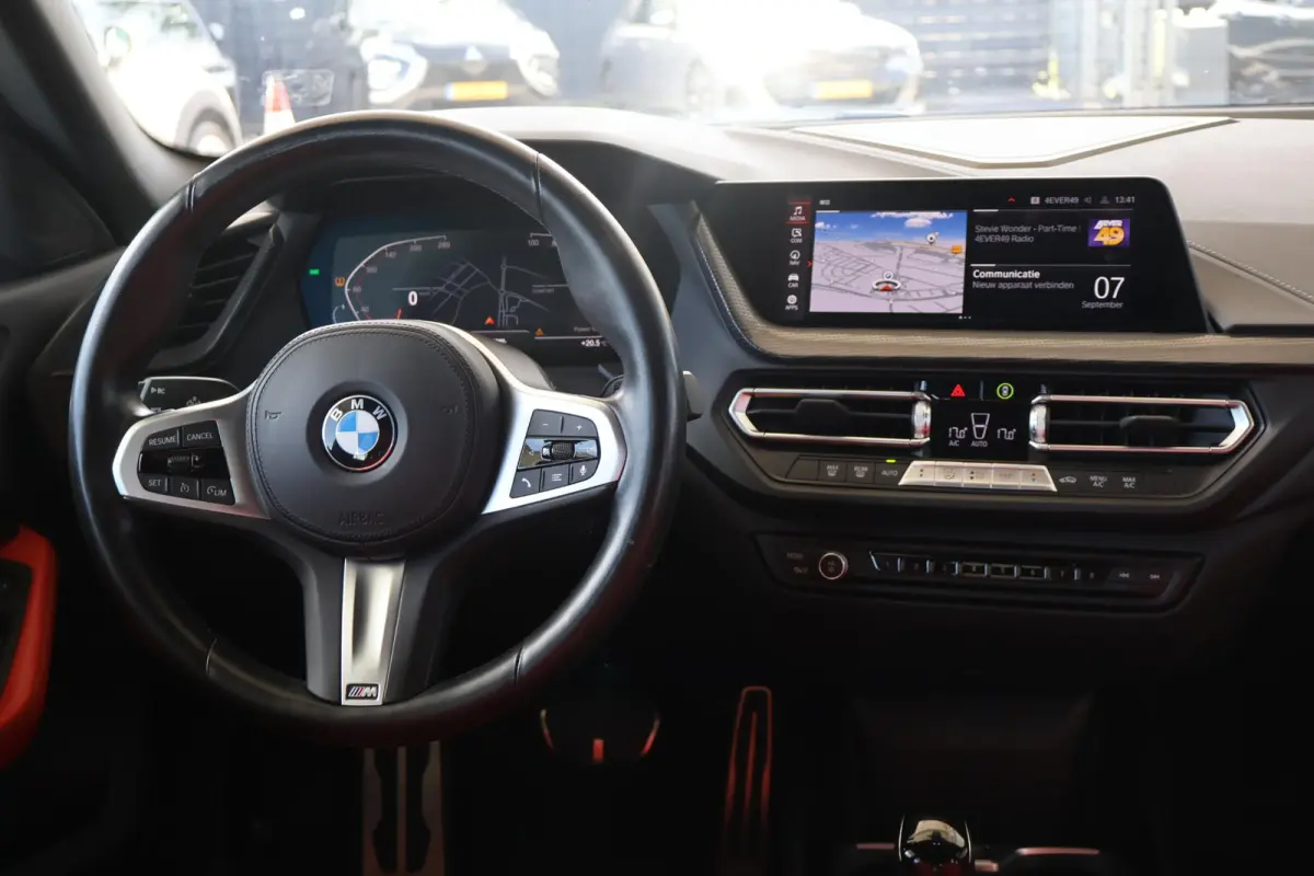 218i | M Sport | Panoramadak | Parkeersensoren voor en achter | Leder | HiFi Geluidssysteem | Climate Control