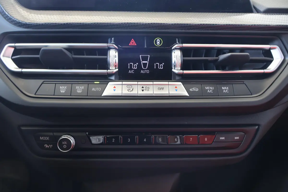 218i | M Sport | Panoramadak | Parkeersensoren voor en achter | Leder | HiFi Geluidssysteem | Climate Control