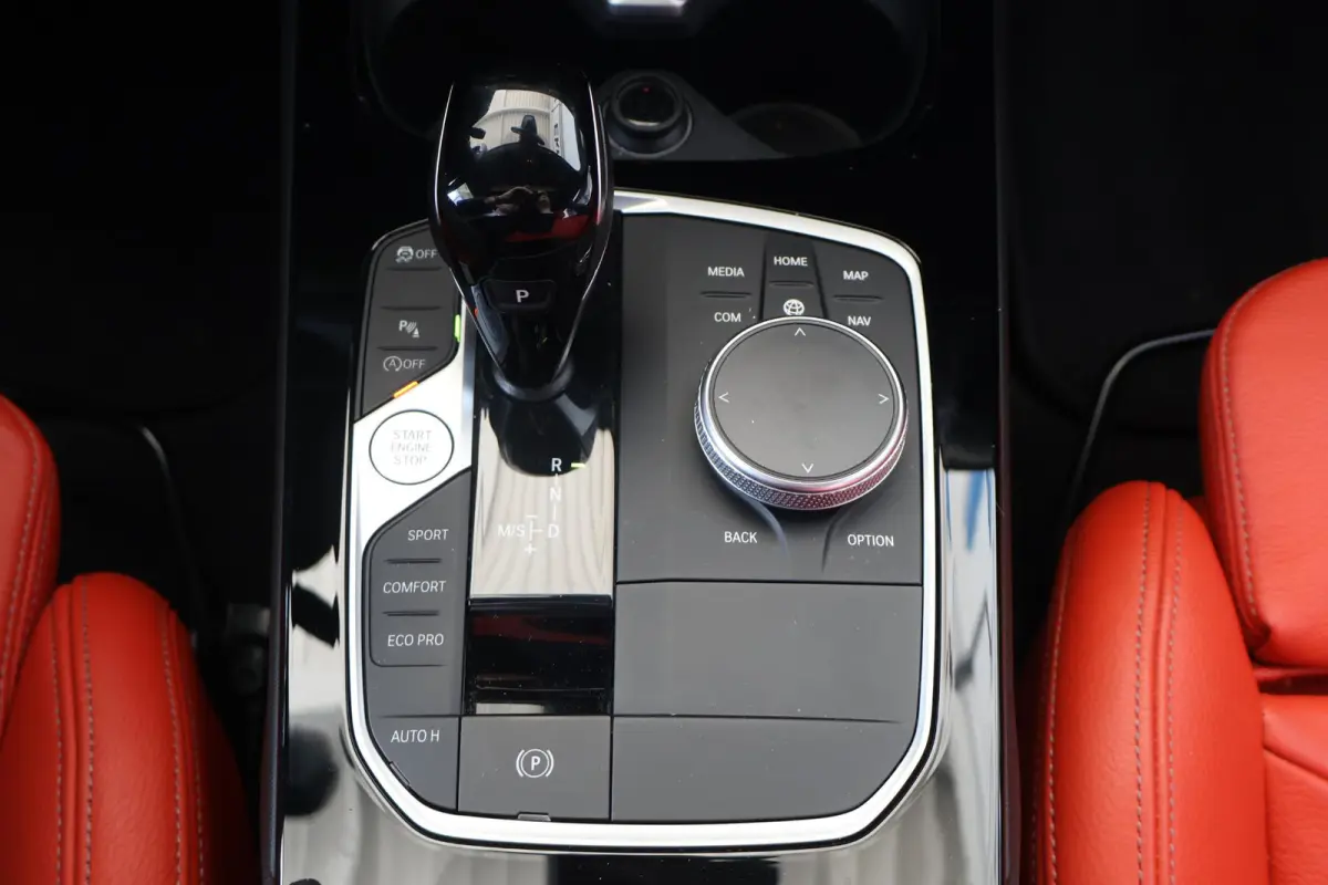 218i | M Sport | Panoramadak | Parkeersensoren voor en achter | Leder | HiFi Geluidssysteem | Climate Control