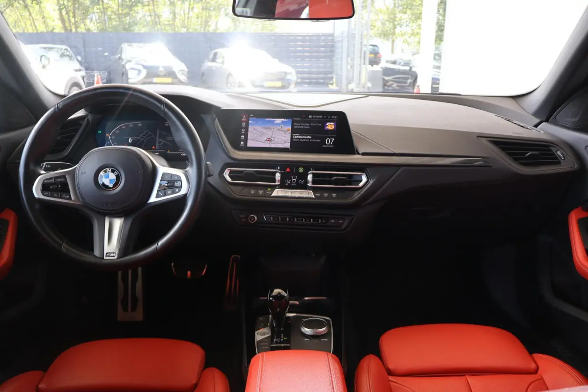 218i | M Sport | Panoramadak | Parkeersensoren voor en achter | Leder | HiFi Geluidssysteem | Climate Control