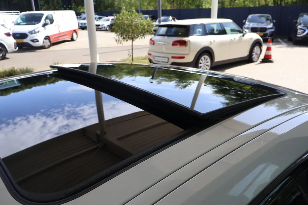 218i | M Sport | Panoramadak | Parkeersensoren voor en achter | Leder | HiFi Geluidssysteem | Climate Control