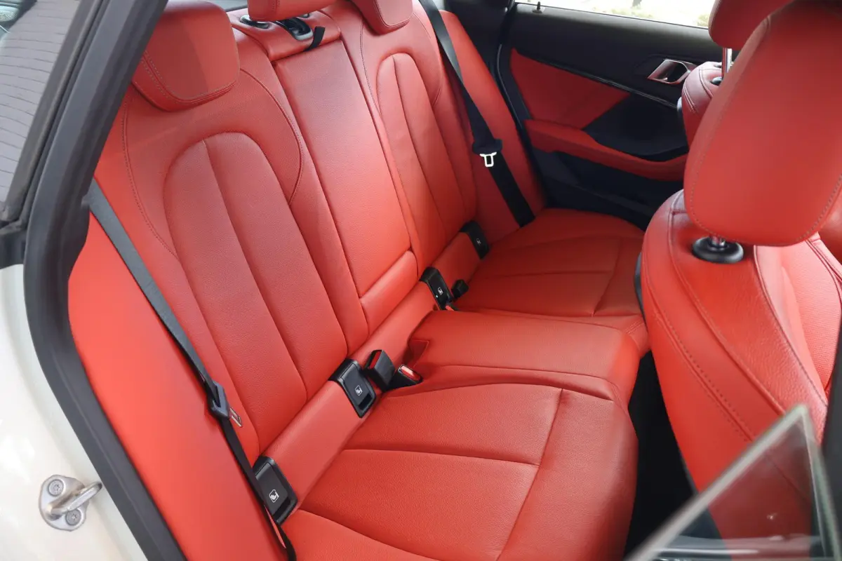 218i | M Sport | Panoramadak | Parkeersensoren voor en achter | Leder | HiFi Geluidssysteem | Climate Control