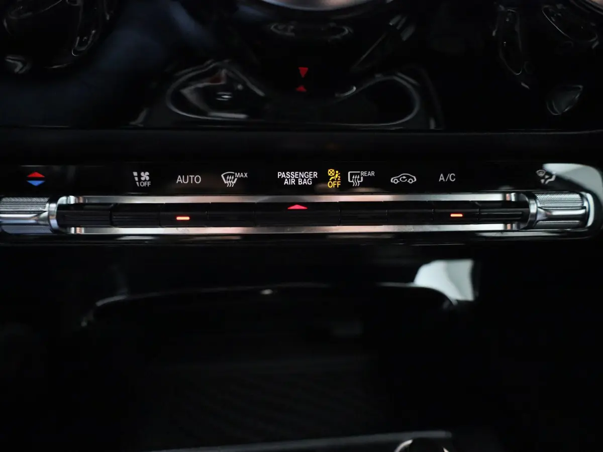 180 Business Solution AMG | Automaat | Panorama dak | DAB | Navigatie | Half-Leder | Virtual cockpit | Bluetooth | Parkeer sensoren | Stoel verwarming | Cruise Control | Lichtmetalen Velgen 