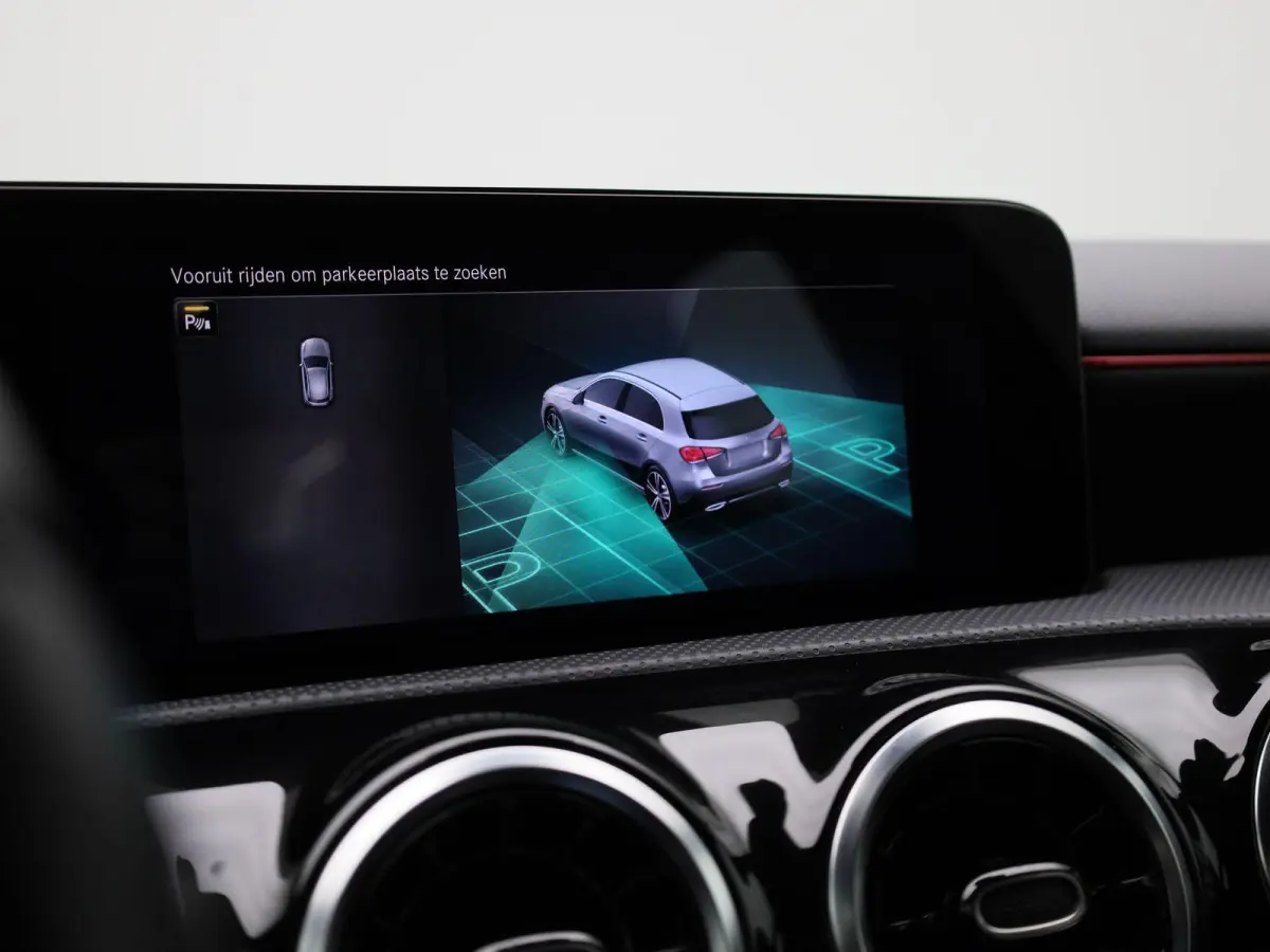 180 Business Solution AMG | Automaat | Panorama dak | DAB | Navigatie | Half-Leder | Virtual cockpit | Bluetooth | Parkeer sensoren | Stoel verwarming | Cruise Control | Lichtmetalen Velgen 