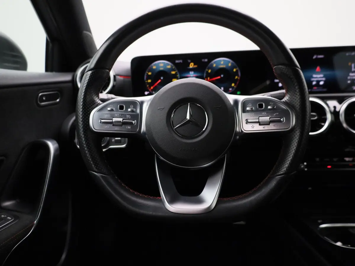 180 Business Solution AMG | Automaat | Panorama dak | DAB | Navigatie | Half-Leder | Virtual cockpit | Bluetooth | Parkeer sensoren | Stoel verwarming | Cruise Control | Lichtmetalen Velgen 