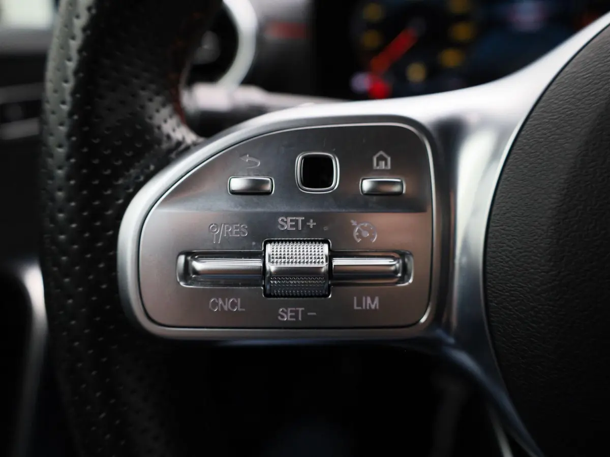 180 Business Solution AMG | Automaat | Panorama dak | DAB | Navigatie | Half-Leder | Virtual cockpit | Bluetooth | Parkeer sensoren | Stoel verwarming | Cruise Control | Lichtmetalen Velgen 