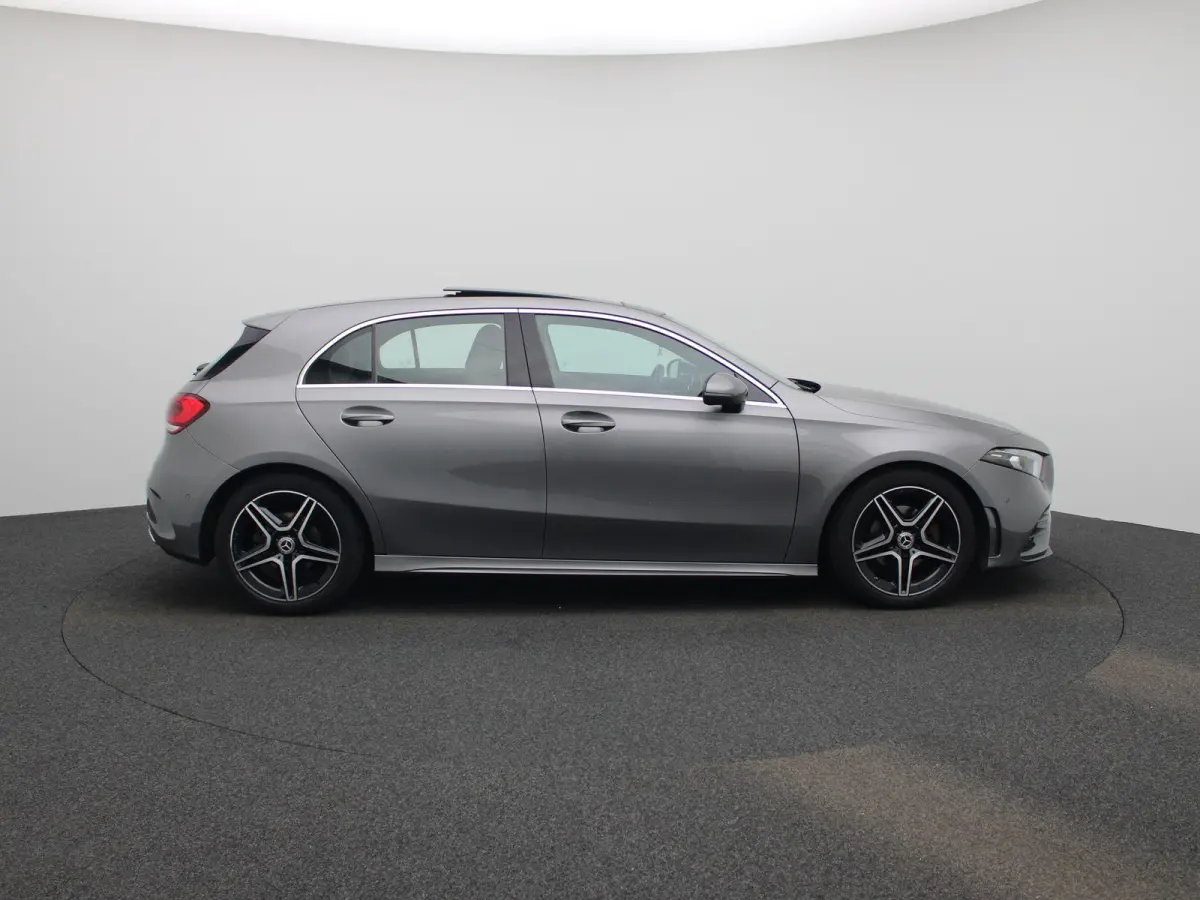 180 Business Solution AMG | Automaat | Panorama dak | DAB | Navigatie | Half-Leder | Virtual cockpit | Bluetooth | Parkeer sensoren | Stoel verwarming | Cruise Control | Lichtmetalen Velgen 