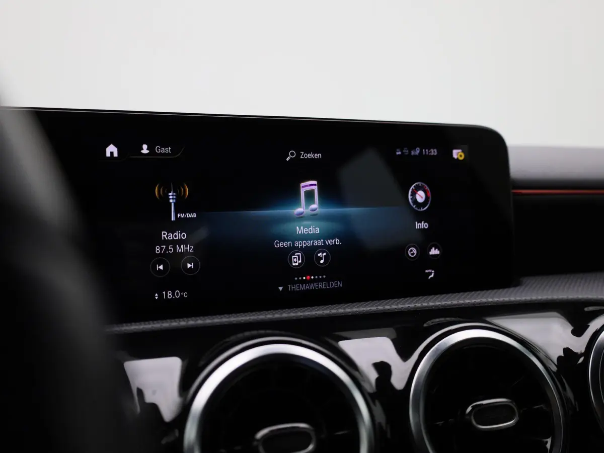 180 Business Solution AMG | Automaat | Panorama dak | DAB | Navigatie | Half-Leder | Virtual cockpit | Bluetooth | Parkeer sensoren | Stoel verwarming | Cruise Control | Lichtmetalen Velgen 