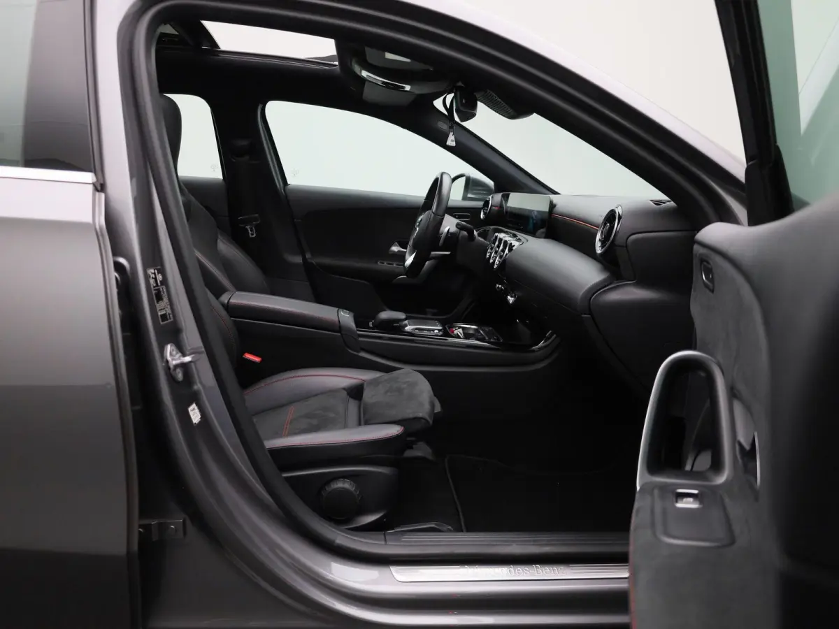 180 Business Solution AMG | Automaat | Panorama dak | DAB | Navigatie | Half-Leder | Virtual cockpit | Bluetooth | Parkeer sensoren | Stoel verwarming | Cruise Control | Lichtmetalen Velgen 