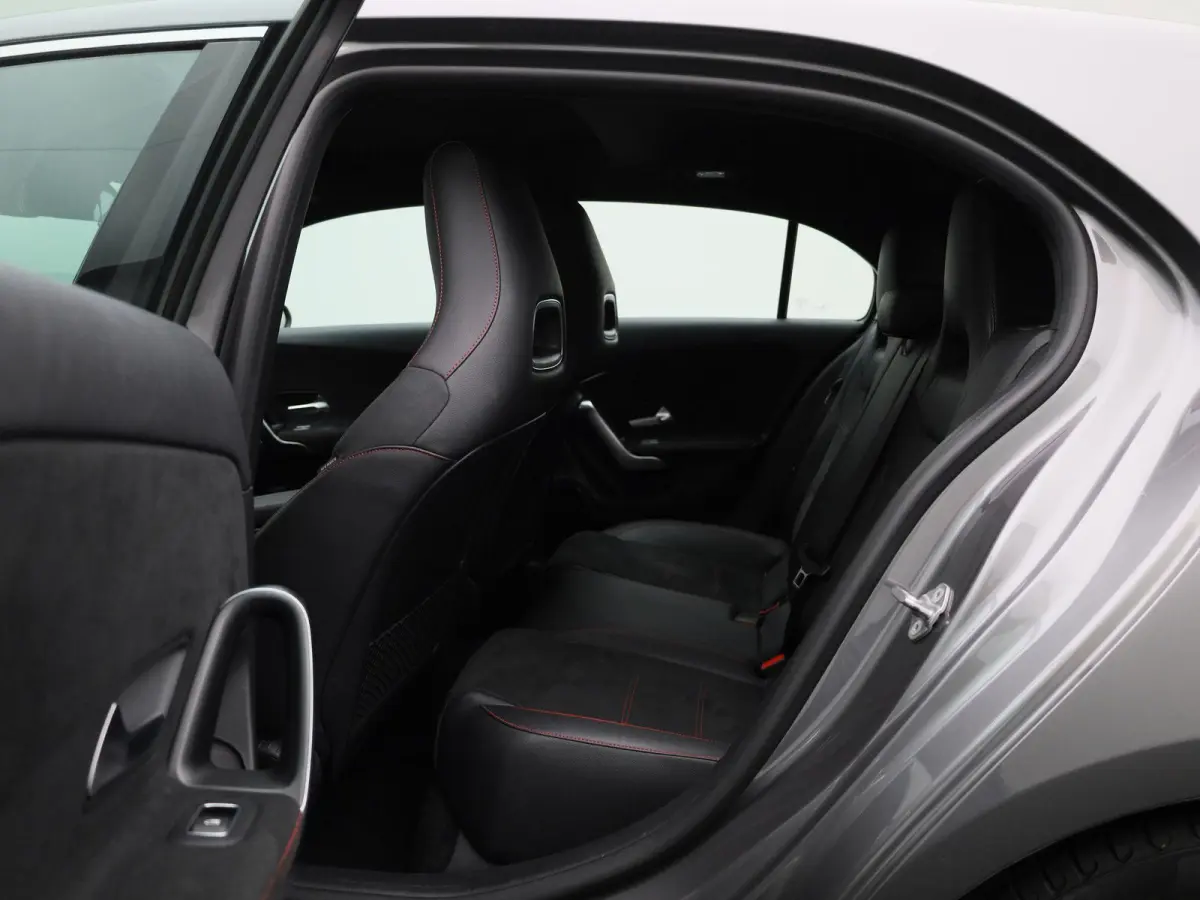 180 Business Solution AMG | Automaat | Panorama dak | DAB | Navigatie | Half-Leder | Virtual cockpit | Bluetooth | Parkeer sensoren | Stoel verwarming | Cruise Control | Lichtmetalen Velgen 