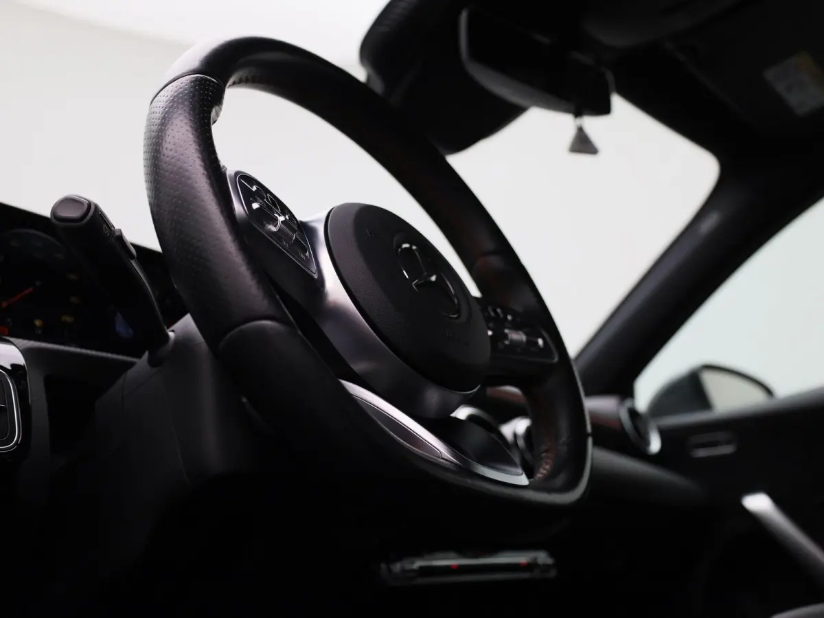 180 Business Solution AMG | Automaat | Panorama dak | DAB | Navigatie | Half-Leder | Virtual cockpit | Bluetooth | Parkeer sensoren | Stoel verwarming | Cruise Control | Lichtmetalen Velgen 