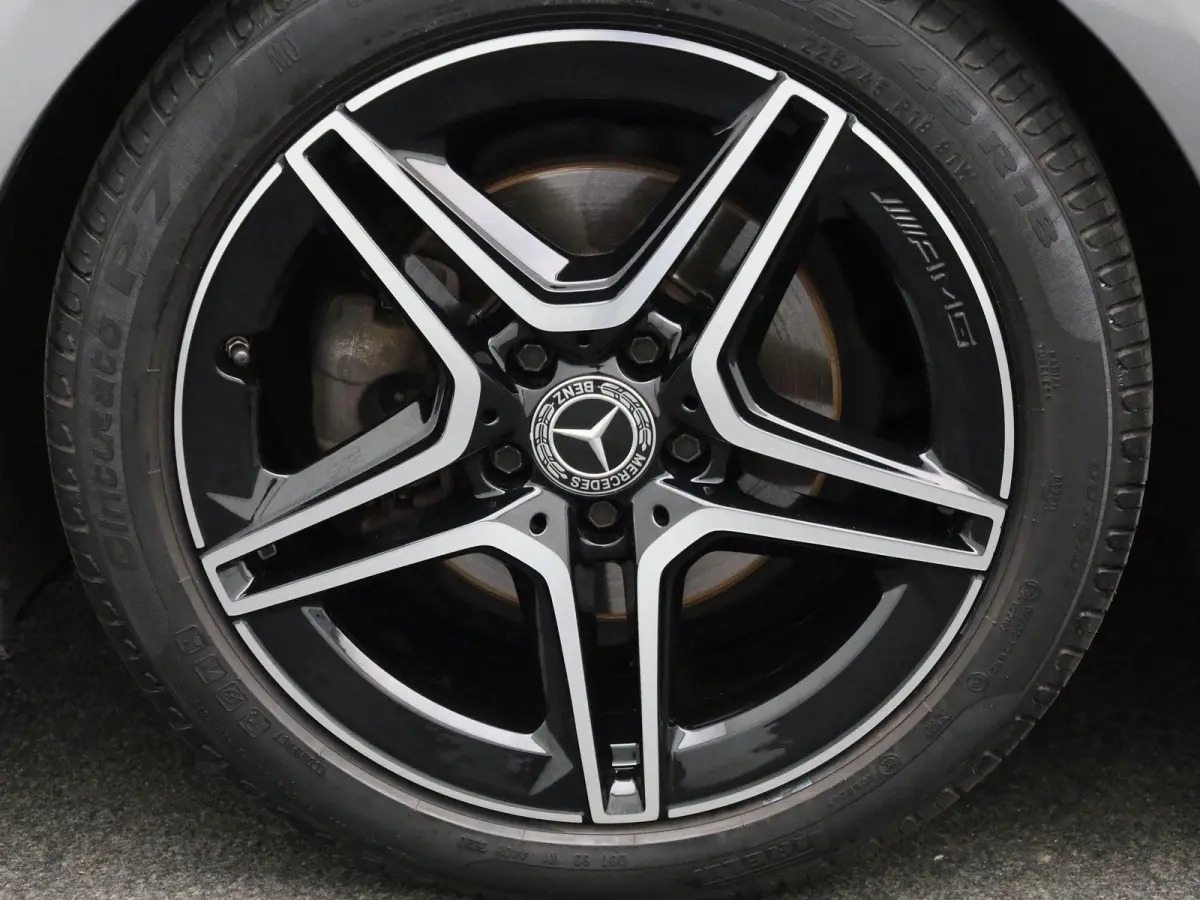 180 Business Solution AMG | Automaat | Panorama dak | DAB | Navigatie | Half-Leder | Virtual cockpit | Bluetooth | Parkeer sensoren | Stoel verwarming | Cruise Control | Lichtmetalen Velgen 