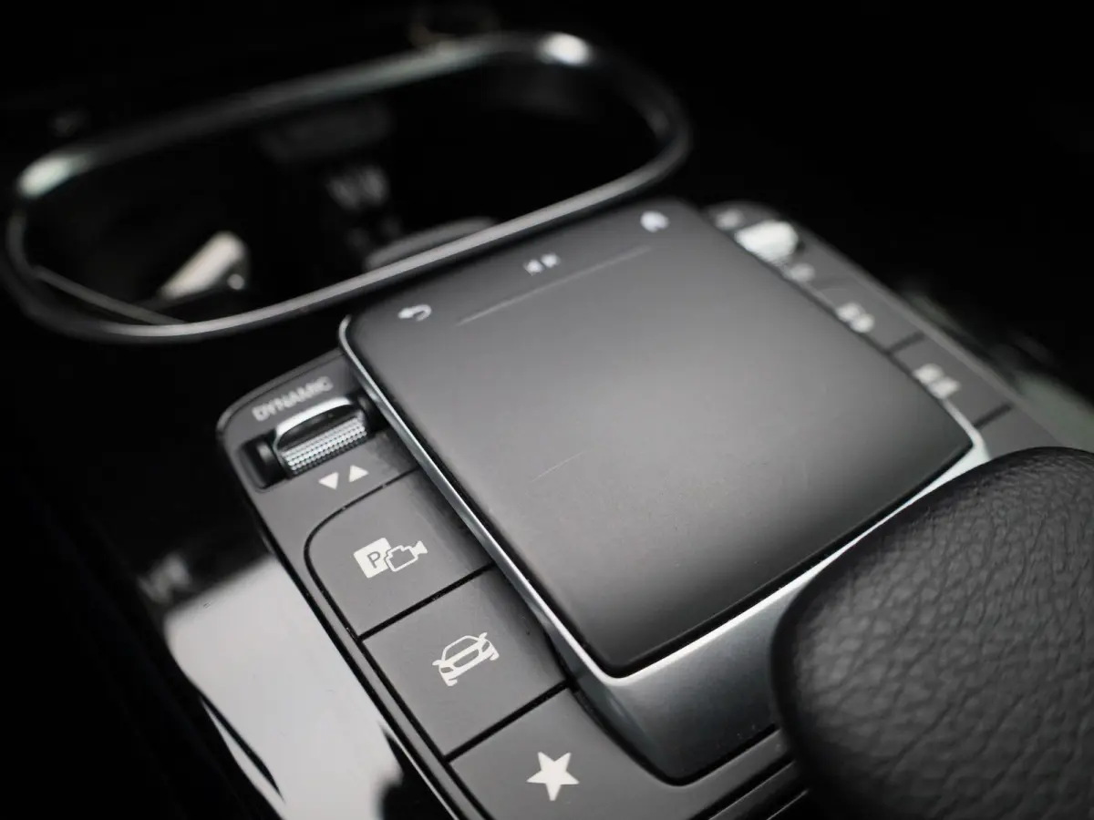 180 Business Solution AMG | Automaat | Panorama dak | DAB | Navigatie | Half-Leder | Virtual cockpit | Bluetooth | Parkeer sensoren | Stoel verwarming | Cruise Control | Lichtmetalen Velgen 