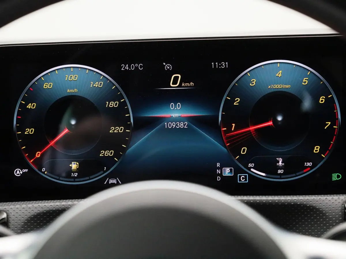 180 Business Solution AMG | Automaat | Panorama dak | DAB | Navigatie | Half-Leder | Virtual cockpit | Bluetooth | Parkeer sensoren | Stoel verwarming | Cruise Control | Lichtmetalen Velgen 