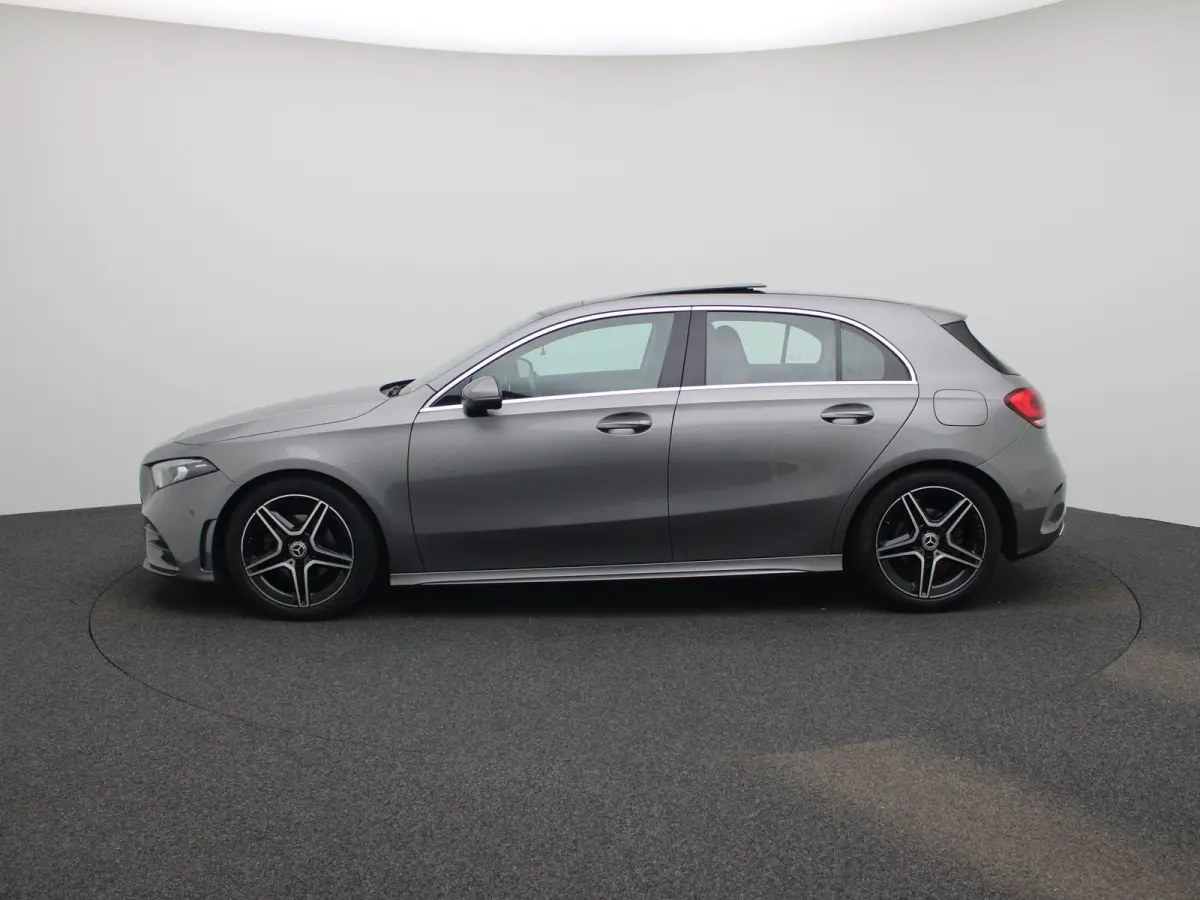 180 Business Solution AMG | Automaat | Panorama dak | DAB | Navigatie | Half-Leder | Virtual cockpit | Bluetooth | Parkeer sensoren | Stoel verwarming | Cruise Control | Lichtmetalen Velgen 