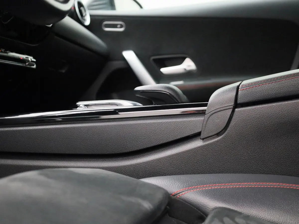 180 Business Solution AMG | Automaat | Panorama dak | DAB | Navigatie | Half-Leder | Virtual cockpit | Bluetooth | Parkeer sensoren | Stoel verwarming | Cruise Control | Lichtmetalen Velgen 