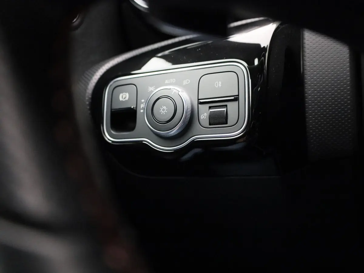 180 Business Solution AMG | Automaat | Panorama dak | DAB | Navigatie | Half-Leder | Virtual cockpit | Bluetooth | Parkeer sensoren | Stoel verwarming | Cruise Control | Lichtmetalen Velgen 