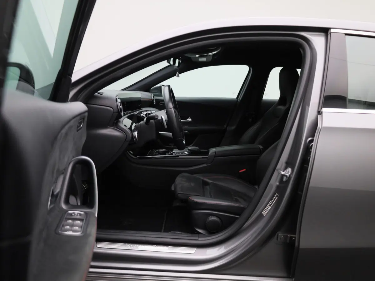 180 Business Solution AMG | Automaat | Panorama dak | DAB | Navigatie | Half-Leder | Virtual cockpit | Bluetooth | Parkeer sensoren | Stoel verwarming | Cruise Control | Lichtmetalen Velgen 