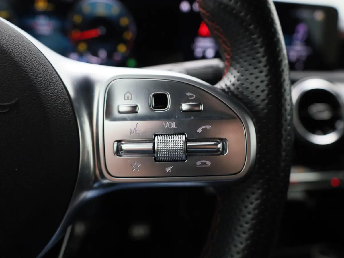 180 Business Solution AMG | Automaat | Panorama dak | DAB | Navigatie | Half-Leder | Virtual cockpit | Bluetooth | Parkeer sensoren | Stoel verwarming | Cruise Control | Lichtmetalen Velgen 
