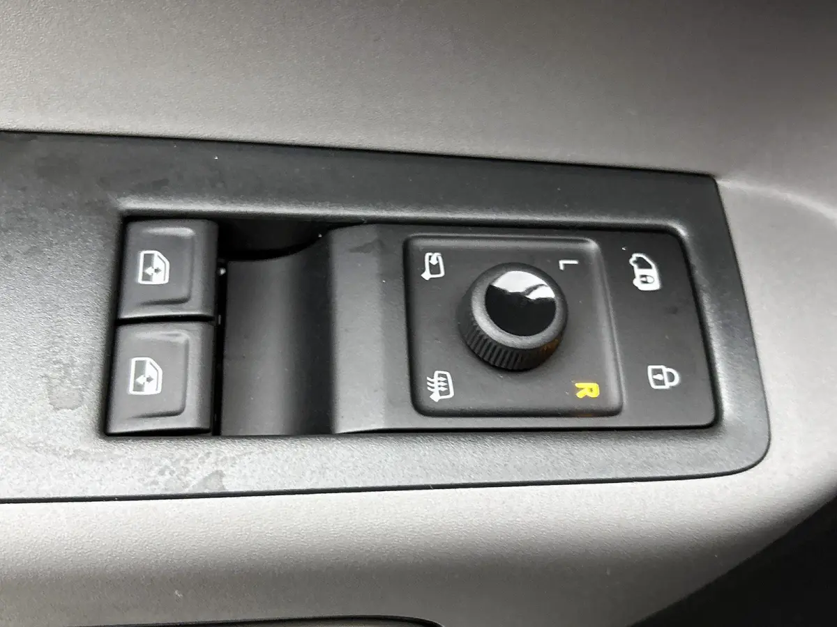 Bulli Limited Edition 286PK | Climatric Airco | Trekhaak | Stoelverwarming | Draadloos Apple Carplay/ Android Auto | DAB+ | Achteruitrijcamera inclusief 360 graden | Diefstalalarm | Navigati