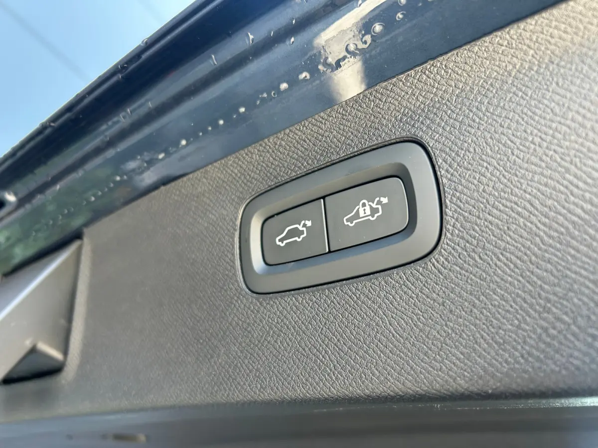 2.0 T8 Plug-in hybrid AWD Ultra Bright | Luchtvering | Trekhaak | 360 camera | HU-Display | Stoelventilatie |