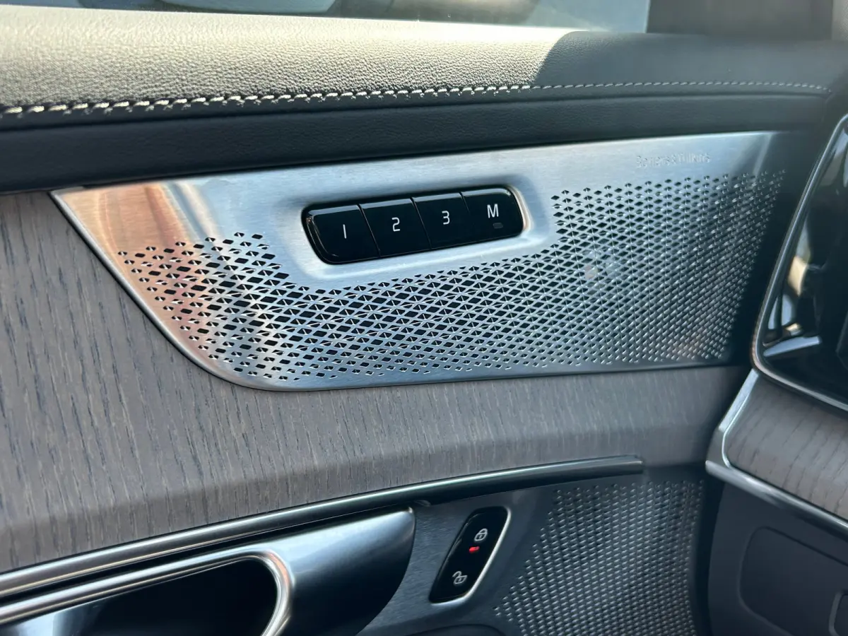 2.0 T8 Plug-in hybrid AWD Ultra Bright | Luchtvering | Trekhaak | 360 camera | HU-Display | Stoelventilatie |