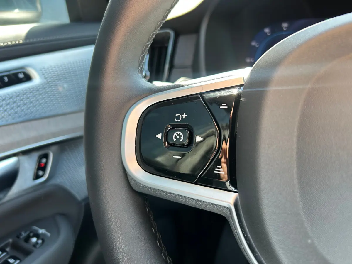 2.0 T8 Plug-in hybrid AWD Ultra Bright | Luchtvering | Trekhaak | 360 camera | HU-Display | Stoelventilatie |