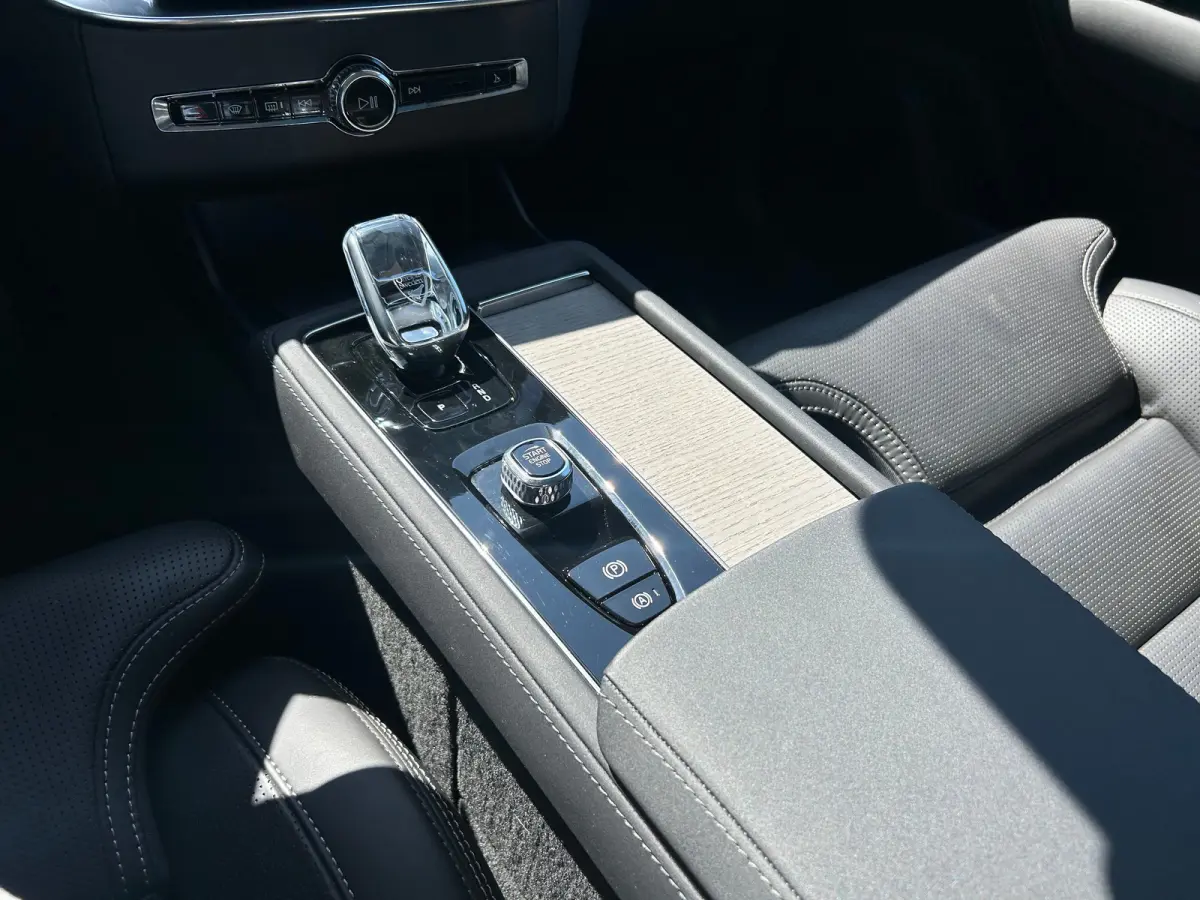 2.0 T8 Plug-in hybrid AWD Ultra Bright | Luchtvering | Trekhaak | 360 camera | HU-Display | Stoelventilatie |