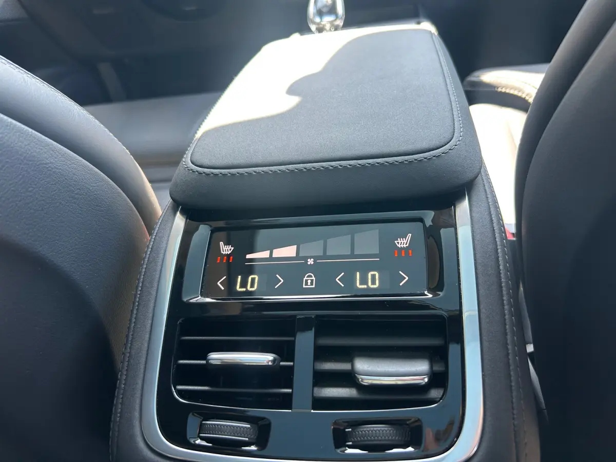 2.0 T8 Plug-in hybrid AWD Ultra Bright | Luchtvering | Trekhaak | 360 camera | HU-Display | Stoelventilatie |