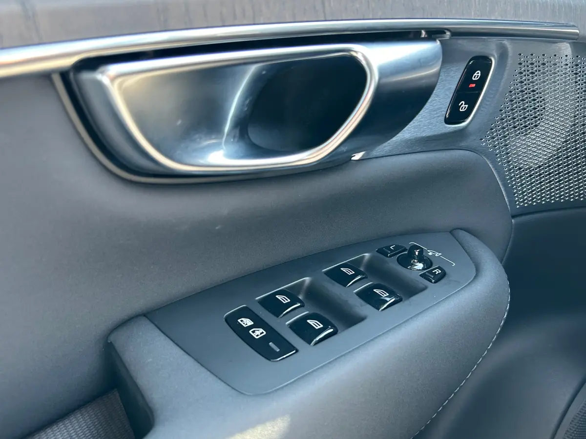 2.0 T8 Plug-in hybrid AWD Ultra Bright | Luchtvering | Trekhaak | 360 camera | HU-Display | Stoelventilatie |