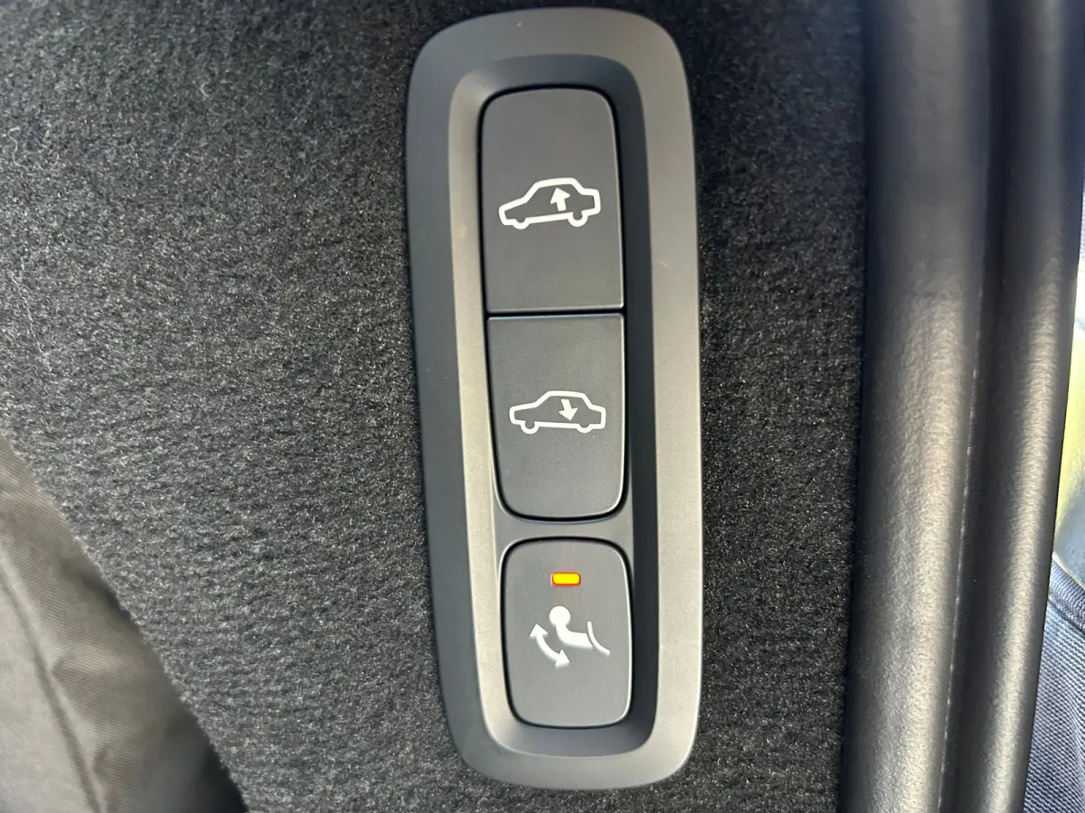 2.0 T8 Plug-in hybrid AWD Ultra Bright | Luchtvering | Trekhaak | 360 camera | HU-Display | Stoelventilatie |